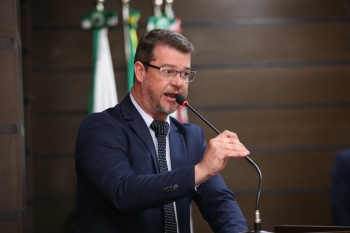 Rafael Brugnerotto defendeu seu projeto na tribuna; votação final é nesta quarta