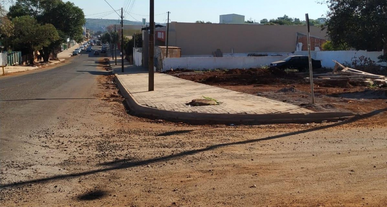 As esquinas da Avenida Papagaios estão sendo construídas sem as rampas de acessibilidade