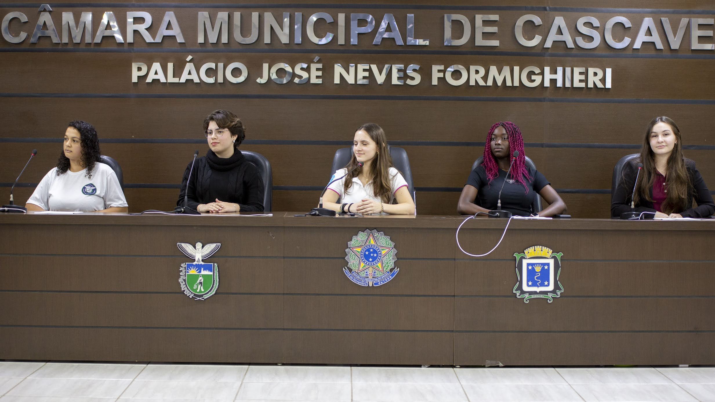 Da esq. para dir.: Poliana, Ana Júlia, Fernanda, Guevara e Sahmira formam a Mesa DIretora de 2024