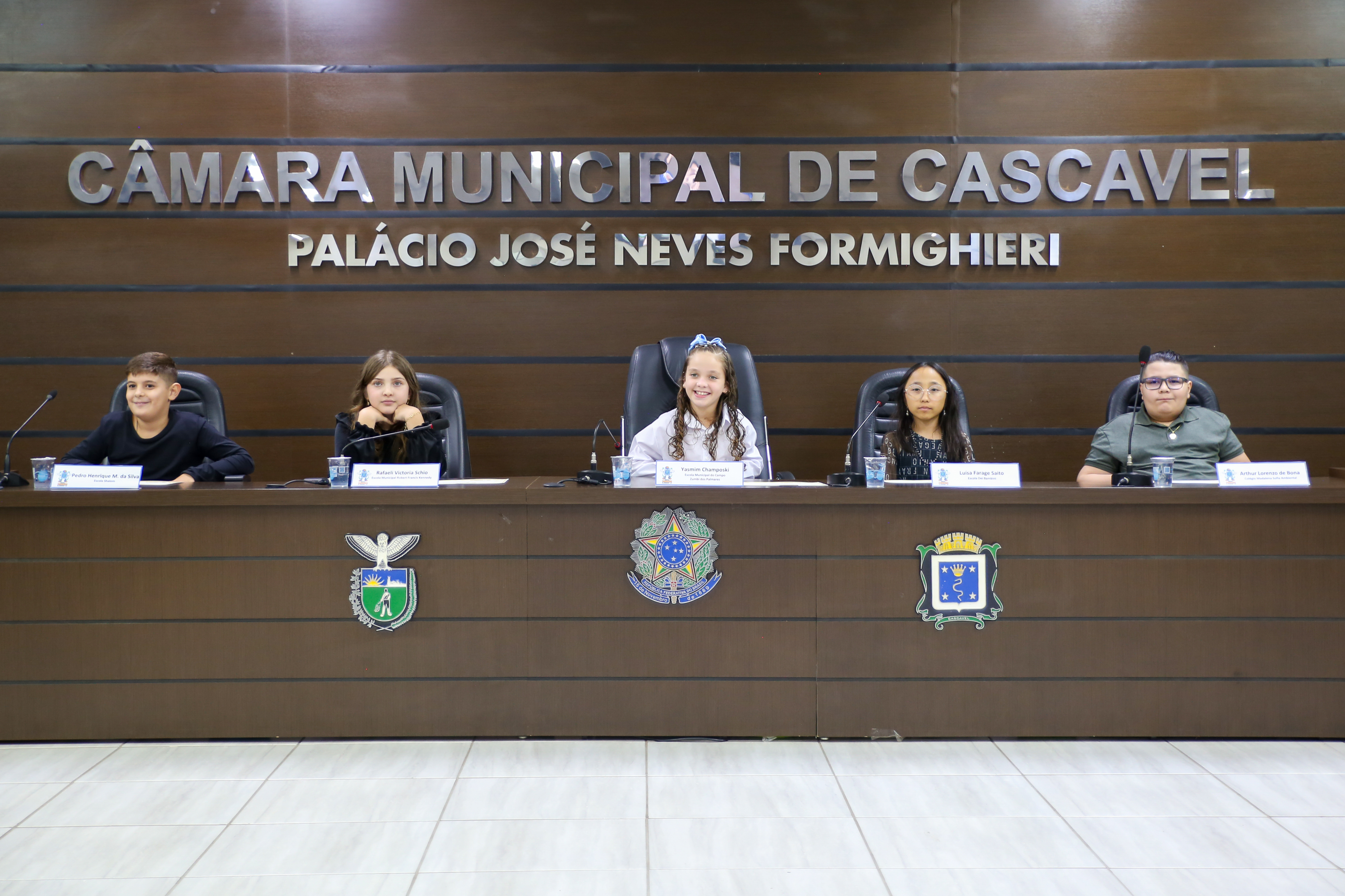 A Mesa Diretora da sessão de posse: a partir da esquerda, Pedro Henrique, Rafaeli, Yasmin, Luísa e Arthur