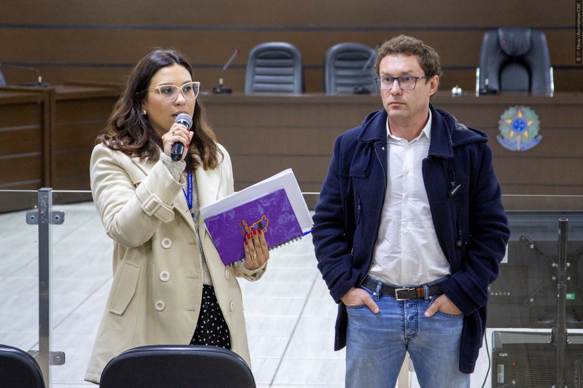 A coordenadora da Escola do Legislativo, Francielle Cordeiro, apresentou o palestrante, professor Alfredo Copetti Neto