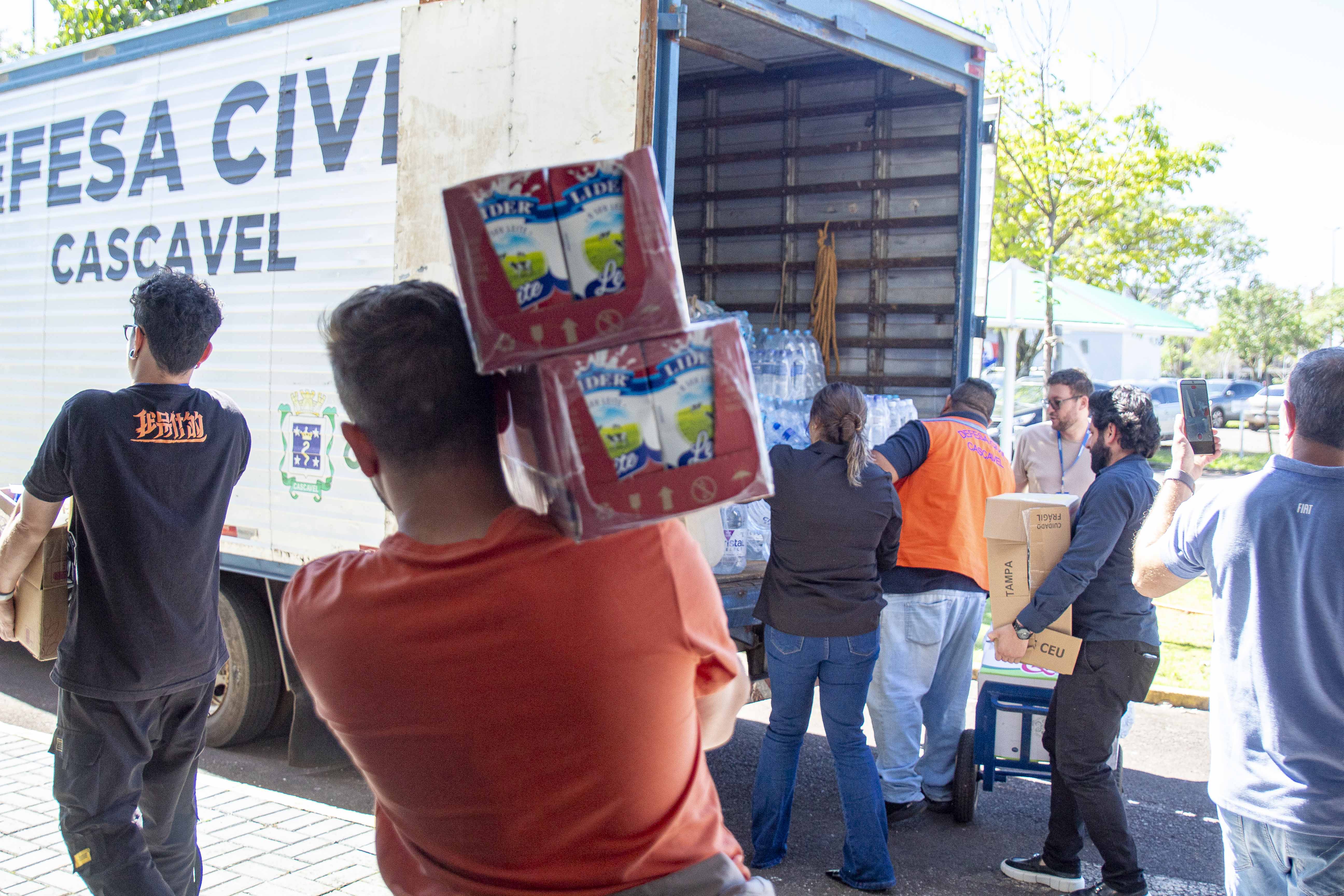 Membros da Defesa Civil e servidores ajudaram a levar os donativos para o caminhão