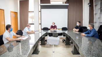 Na reunião participaram os representantes da Sanepar (à esquerda), o presidente da CDC, Celso Dal Molin (centro) e os outros membros, Pedro Sampaio e Parra (à direita)