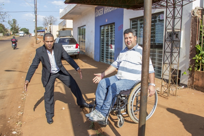 Cadeirantes têm dificuldades em subir nos ônibus|Presidente da entidade, Lauri Albino da Silva, também apontou demandas ao vereador