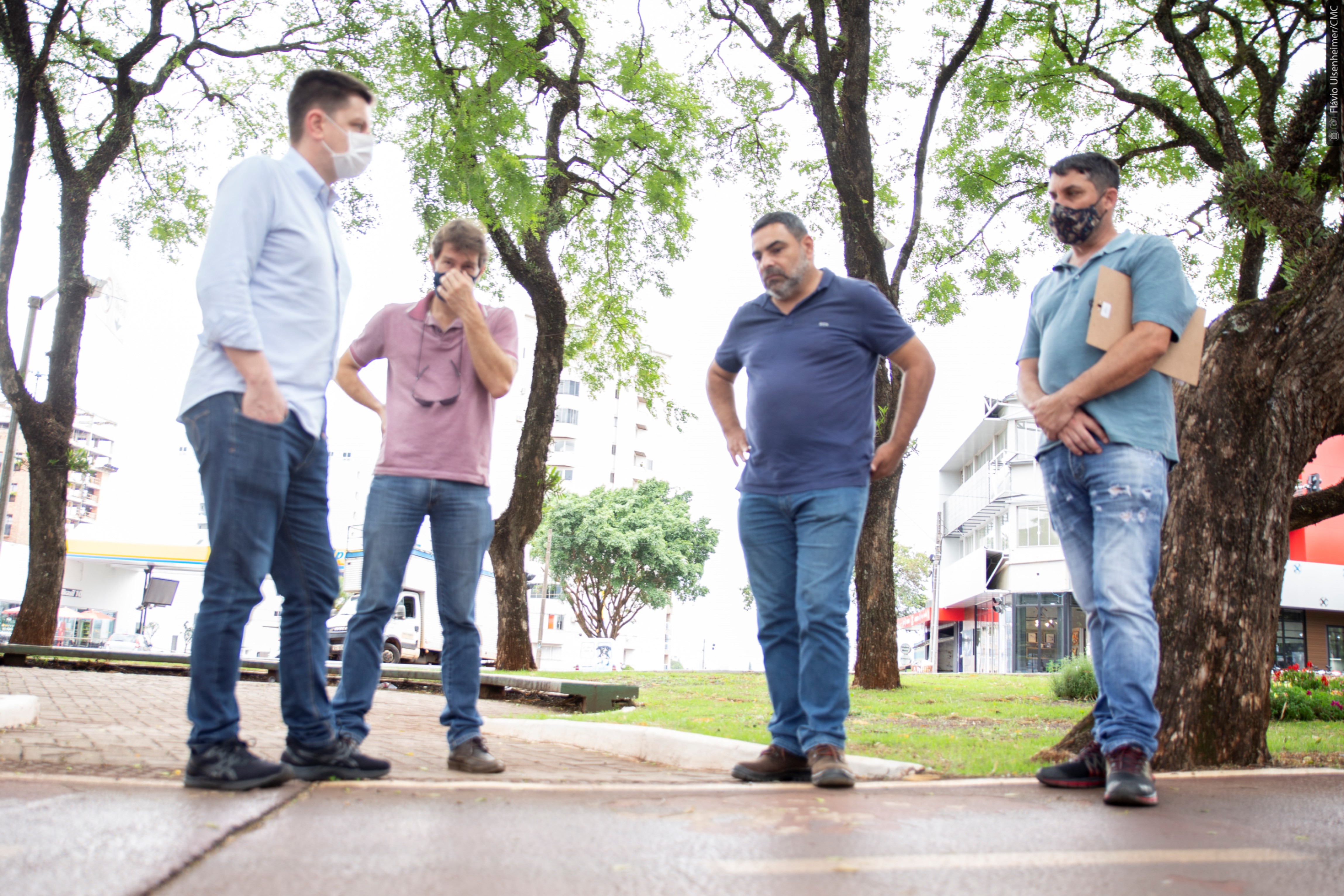 Em trecho da ciclovia na Praça do Migrante, Pedro Sampaio (1º à esq.) conversa com técnicos da Prefeitura