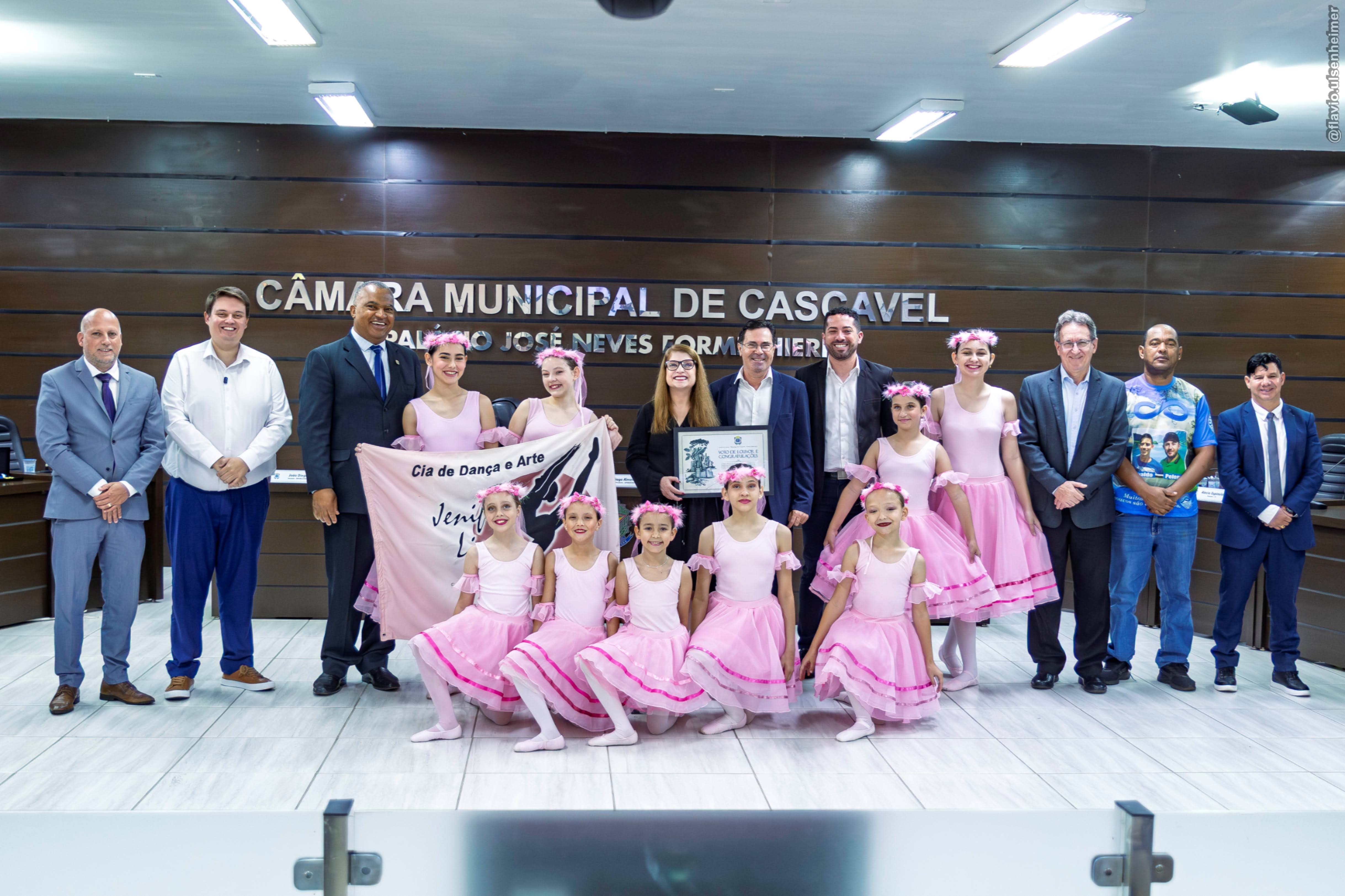 Vereadores posam com as alunas e a diretora Jenifer Lima, da Companhia de Dança e Arte que foi uma das homenageadas