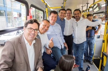 Vereadores conheceram o novo ônibus que permite embarque e desembarque pelo lado esquerdo