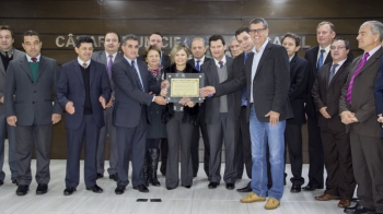 Vereadores entregaram Voto de Louvor à presidente do Provopar|Vereador Romulo Quintino, proponente do Voto de Louvor|Carlise Kwiatkowski, presidente do Provopar estaduall