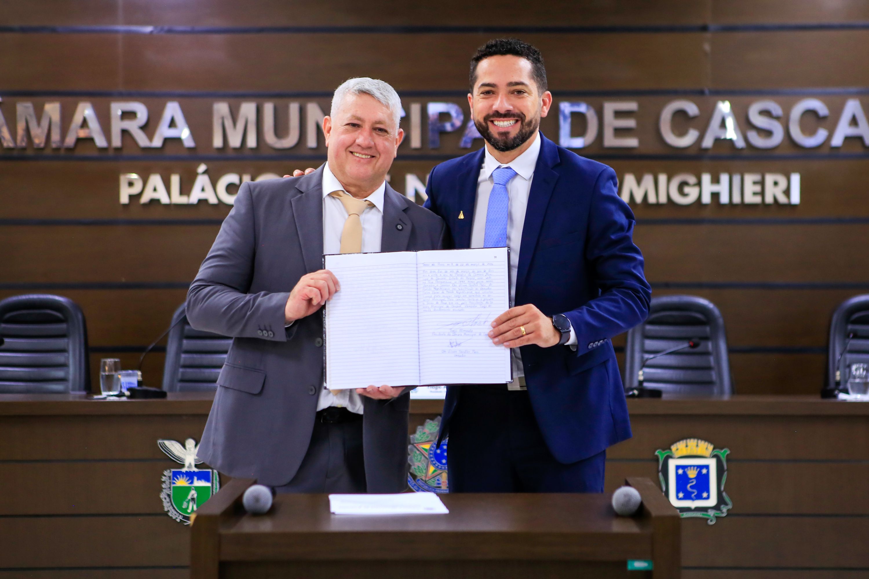 Oto da Panificadora (esq.) após assinar o Termo de Posse, ao lado do presidente Tiago Almeida