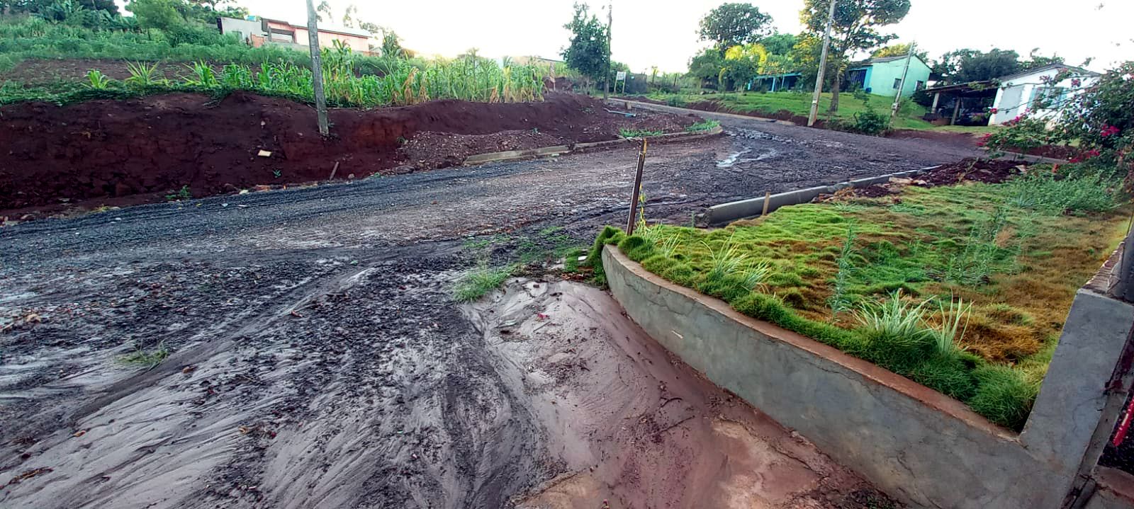 Diversas casas, como a da foto, têm sido inundadas pela lama que escoa nos dias de chuva
