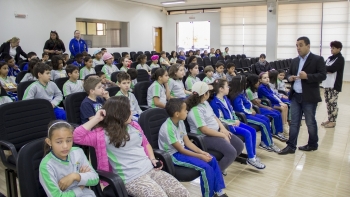 Vereador Vanderlei recebe estudantes no plenário