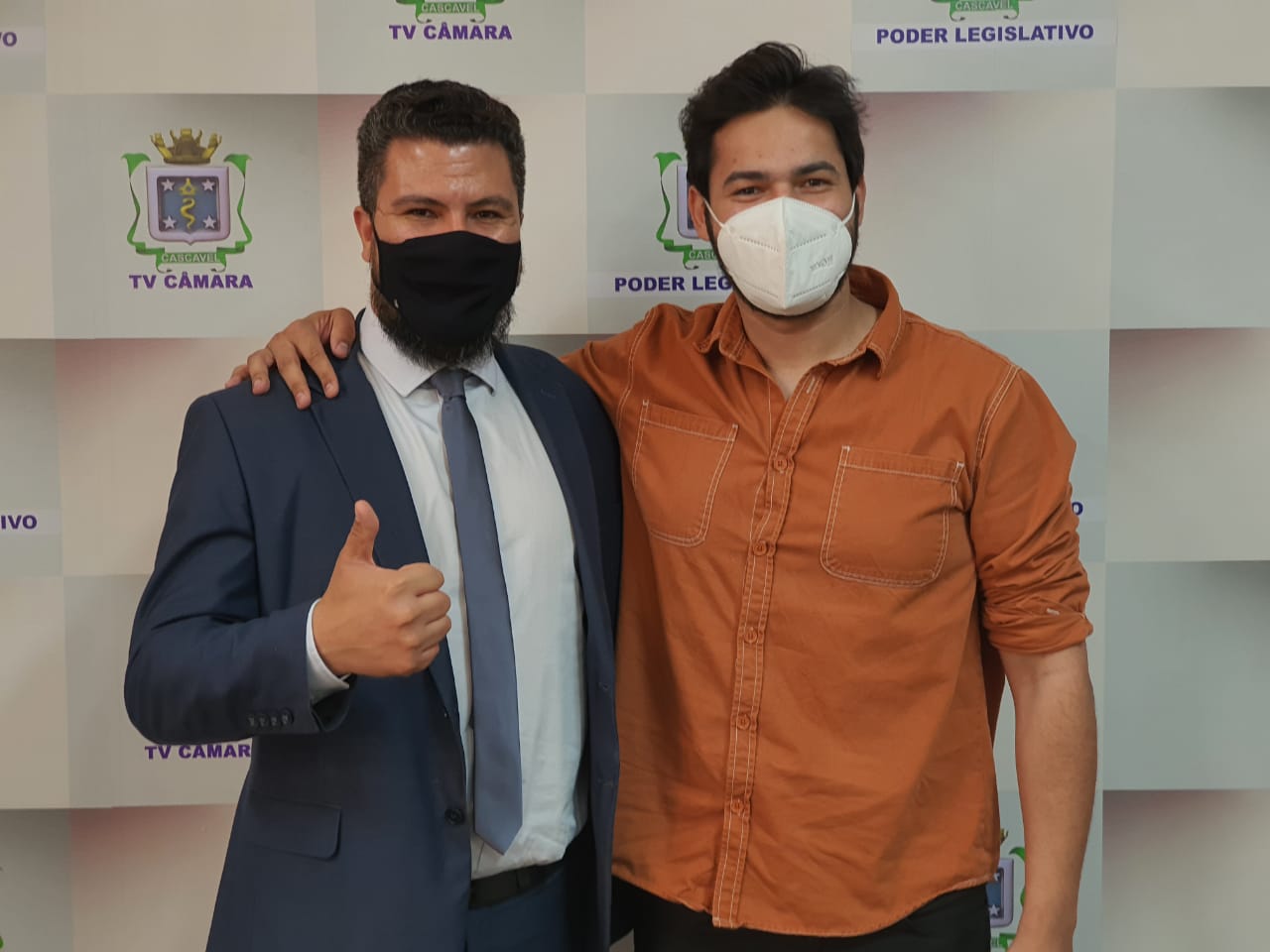 O vereador Edson Souza (esq.) com o diretor Mozzart Piccoli após a votação da moção