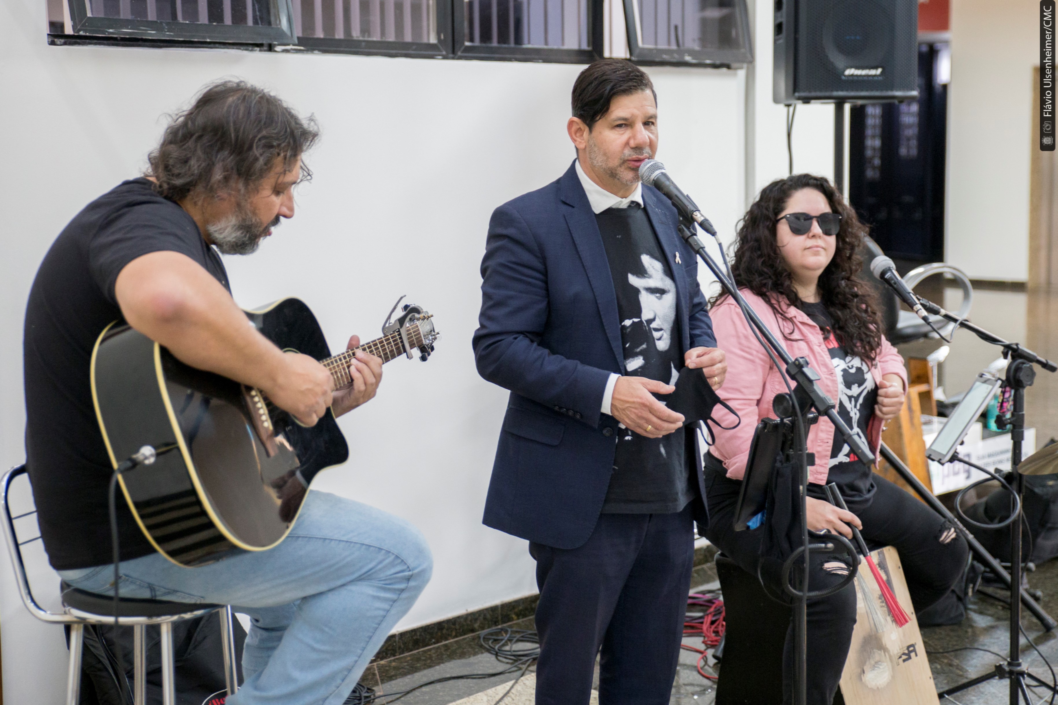 Serginho Ribeiro cantou no saguão da Câmara com os músicos Denise Farias e Leandro Quadros, para celebrar o Dia Mundial do Rock