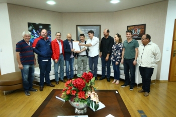 Comitiva comandada por Mauro Seibert e Romulo Quintino entrega encaminhamentos da audiência ao prefeito