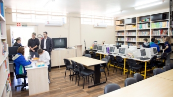 Porto e o também vereador Carlinhos Oliveira (PSC) durante visita da Comissão de Educação em unidade de ensino, antes da pandemia