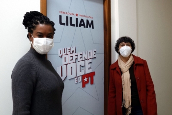 Carol Dartora (esq.) em visita ao gabinete da Professora Liliam (dir.), antes de assistir a sessão ordinária