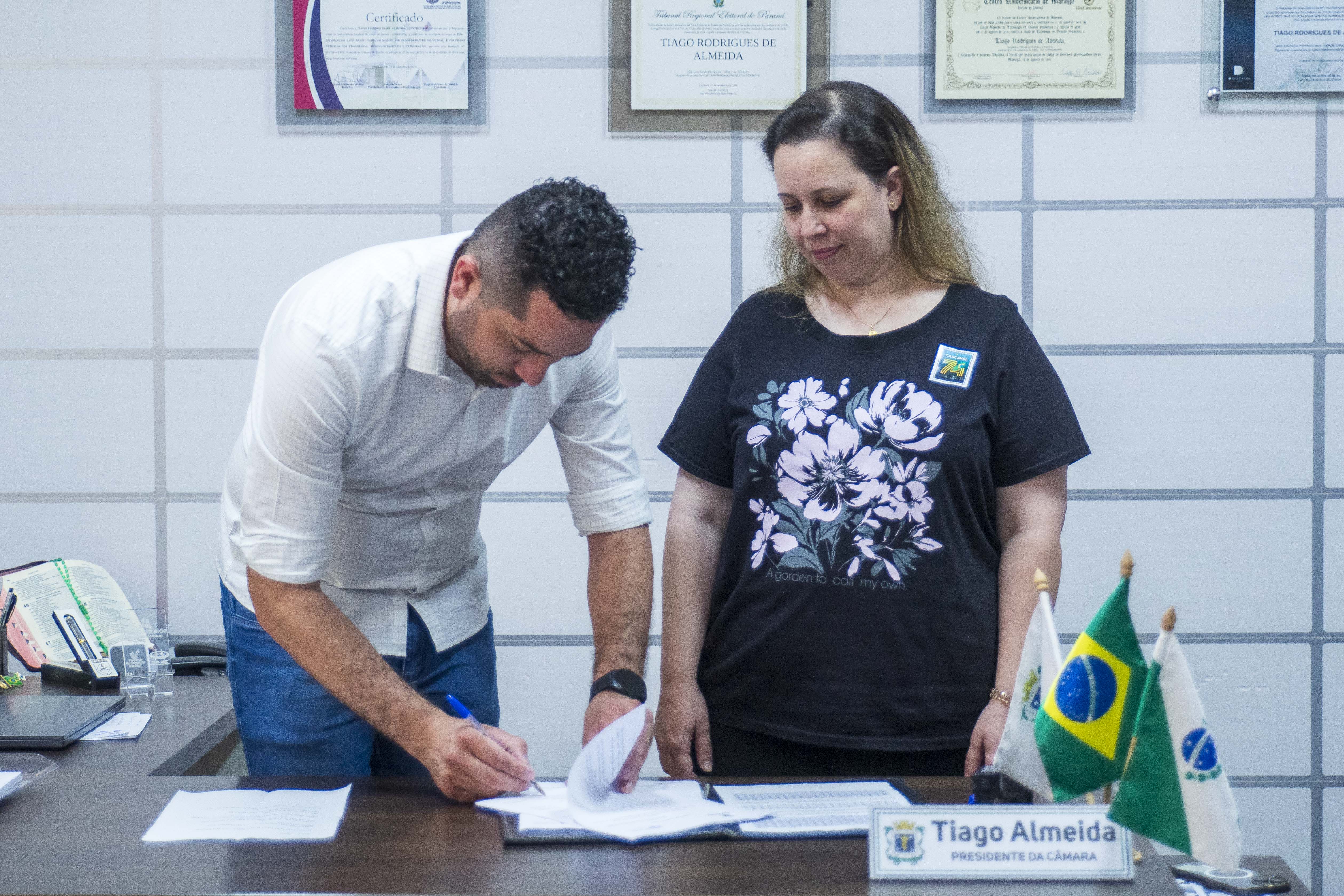 Tiago Almeida recebeu o orçamento de 2026 das mãos da diretora Carla Rodrigues