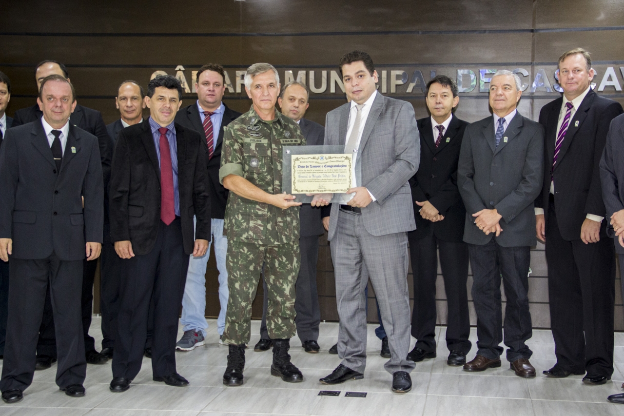 General recebe homenagem no plenário