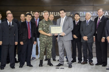 General recebe homenagem no plenário