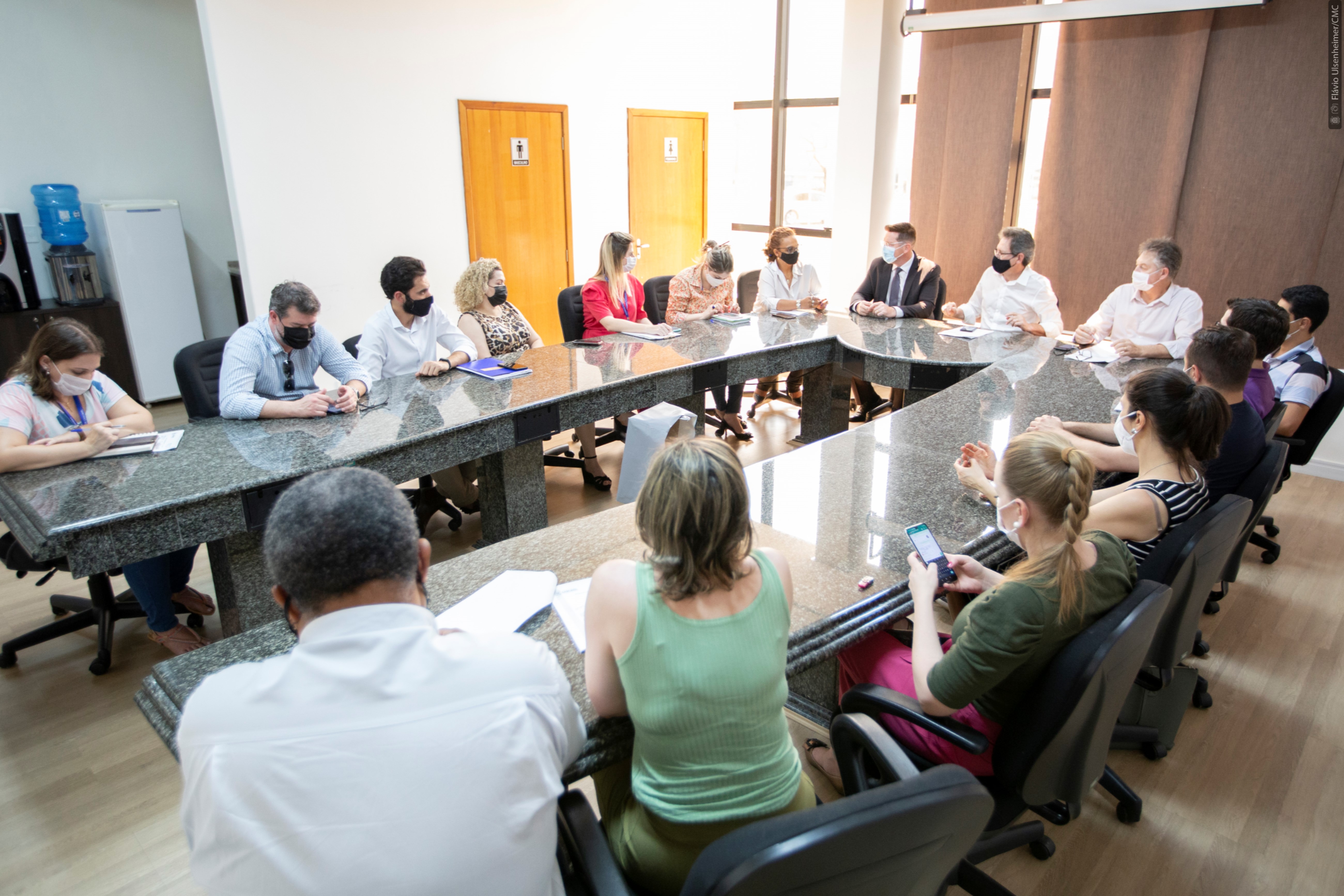 A reunião no Plenarinho envolveu vereadores, o secretário Zorek e servidores da Prefeitura e da Câmara