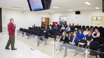 Palestrante Sérgio Rocha explica aos servidores participantes a metodologia para tomada de decisão em reuniões