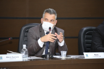 Para o vereador, o remanejamento seria uma forma de aliviar as servidoras sobrecarregadas da Saúde