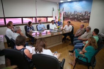 Olavo e o prefeito conversam com produtores rurais e presidentes do Comtur e Comder sobre museu