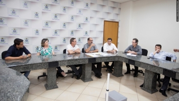 O diretor legislativo da Câmara, Mario Galavotti, fala aos presentes sobre a tramitação dos projetos