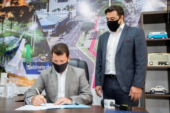 Romulo Quintino assina o termo em que dá posse ao vereador Misael Junior (de pé)