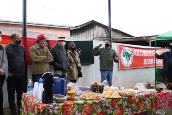 Eduardo Moreira fala com lideranças políticas e do MST durante sua visita ao Armazém do Campo