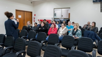 Aline Guerke, uma das debatedoras do evento, fala a servidores em outra atividade da Escola, em junho deste ano