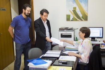 Vereador protocola projeto acompanhado de Gustavo Drummond, filho do homenageado