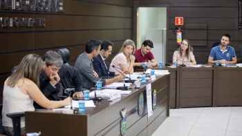 Grupo de técnicos entrega à Comissão de Educação relatório de acompanhamento das metas do município na área