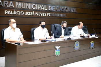 Josué lê seu parecer ao lado dos vereadores Mazutti e Misael Junior (centro para a esquerda); diretor Mario Galavotti (1º à esquerda) assessora a Comissão