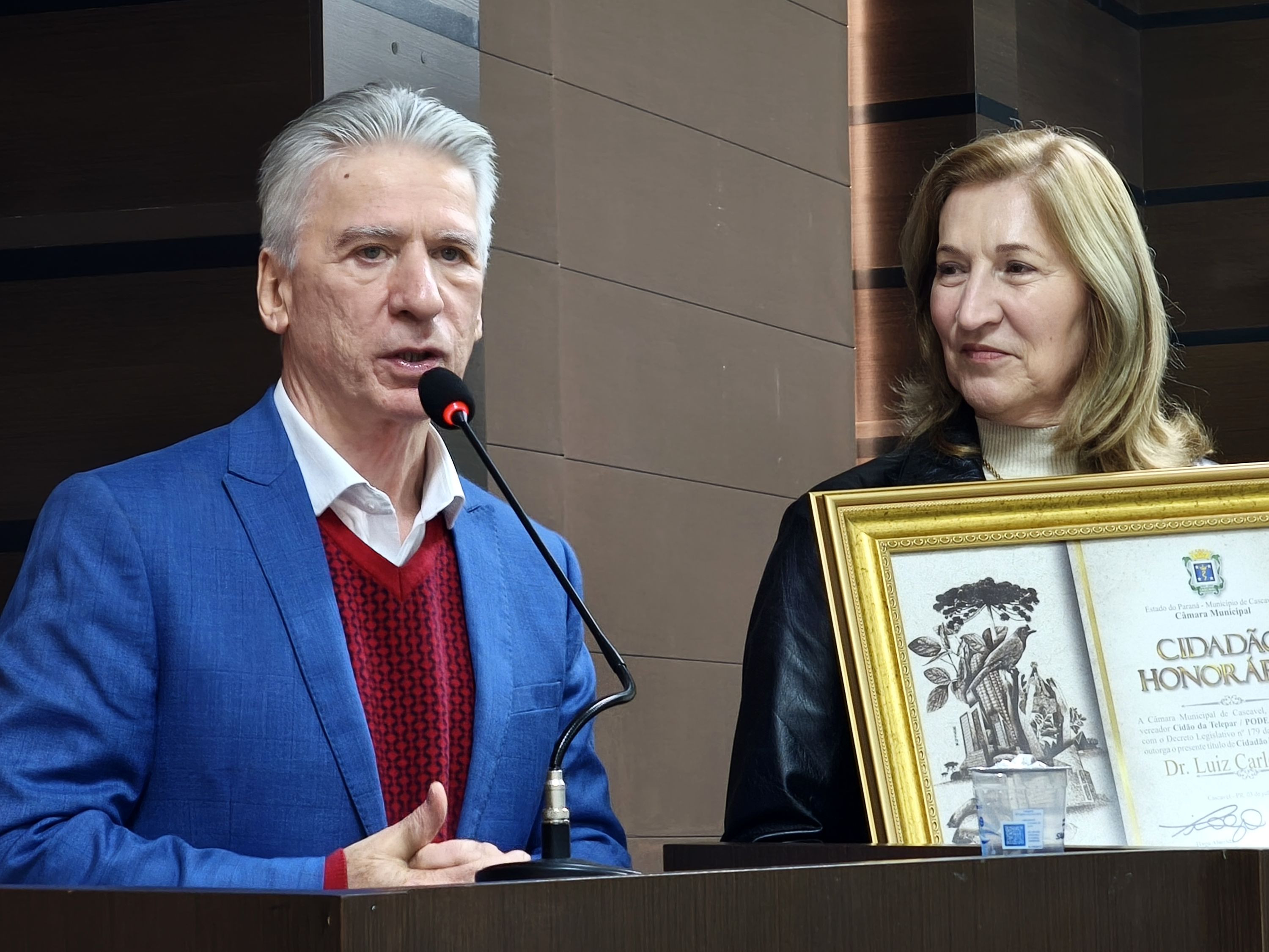 Dr. Luiz Carlos Tozo, ao lado da esposa Beatriz, faz seu discurso após receber o título