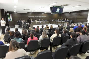 Professores e servidores acompanharam a votação