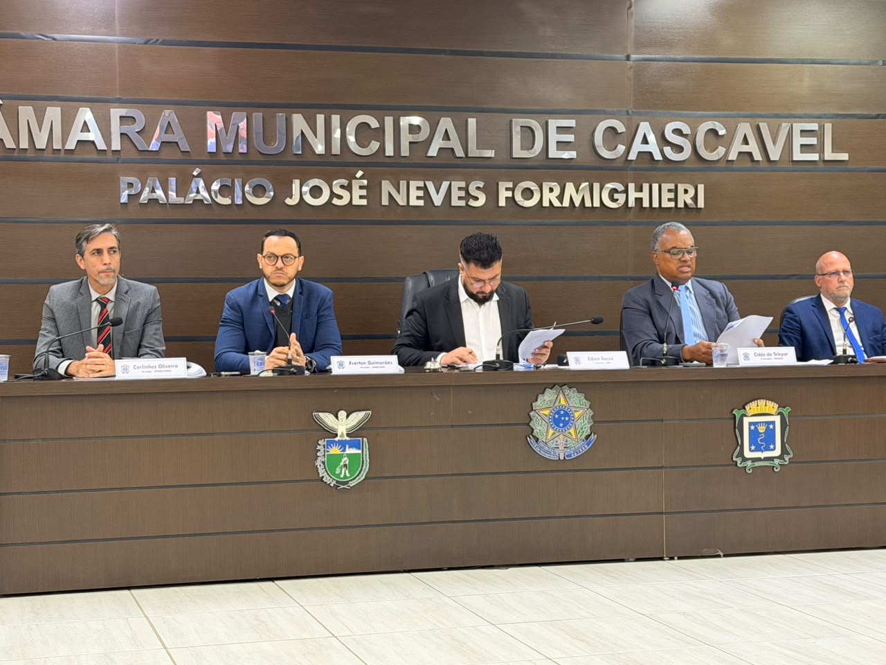 Relator Cidão da Telepar lê seu voto no início da reunião; ele considerou provas insuficientes para continuar o processo