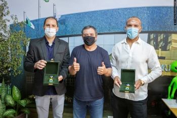 Na entrega das homenagens, da esq. para dir., Adair Mondini, vereador Cabral e Edvaldo Silva