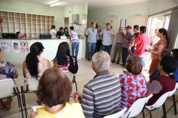 Josué de Souza e Bocasanta conversam com população durante visita da CSAS à UBS Santa Cruz