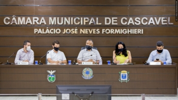 A secretária Hivonete Piccoli fala aos vereadores Tiago Almeida (1º a partir da esq.), Romulo Quintino, Cidão da Telepar e Edson Souza
