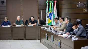 Vereadores da Comissão de Finanças assistem à apresentação das contas da Prefeitura, durante a audiência pública
