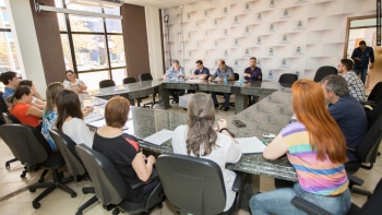 Vereadores e assessores acompanham a apresentação do PAI pelo secretário Stefanello