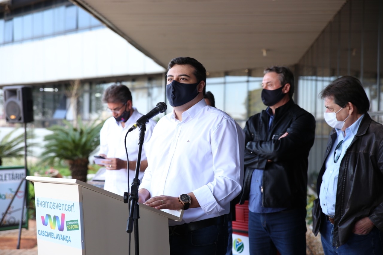 Vereador fala durante o evento de entrega da retroescavadeira à Prefeitura de Cascavel
