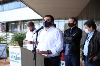 Vereador fala durante o evento de entrega da retroescavadeira à Prefeitura de Cascavel