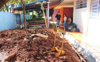 Não bastasse a inacessibilidade, obra paralisada tem causado transtorno na comunidade escolar|