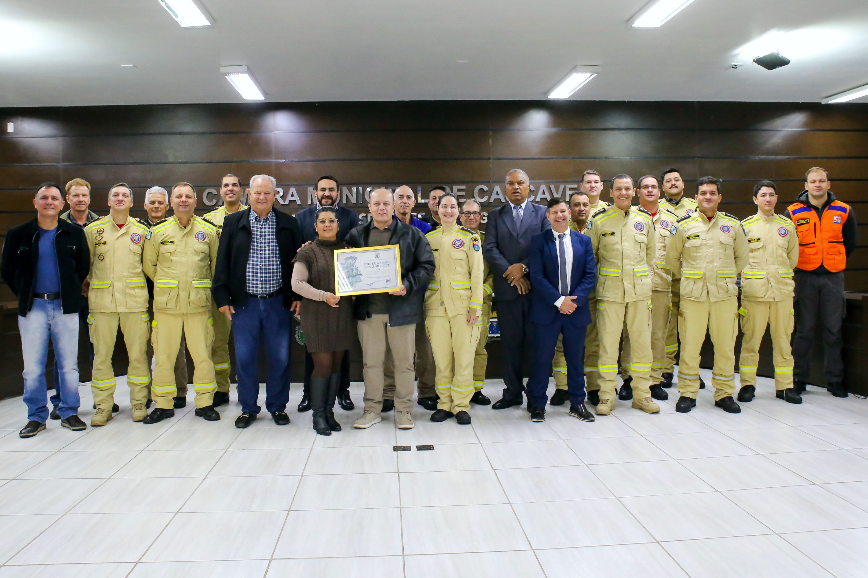 Militares do 4º Grupamento de Bombeiros posam com o subtenente Comarella (ao centro, ao lado do vereador Cidão), homenageado ao ir para a reserva