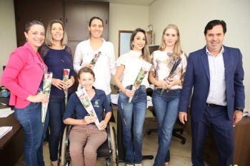 Alécio com mulheres do setor de Compras em dia de homenagens na Câmara