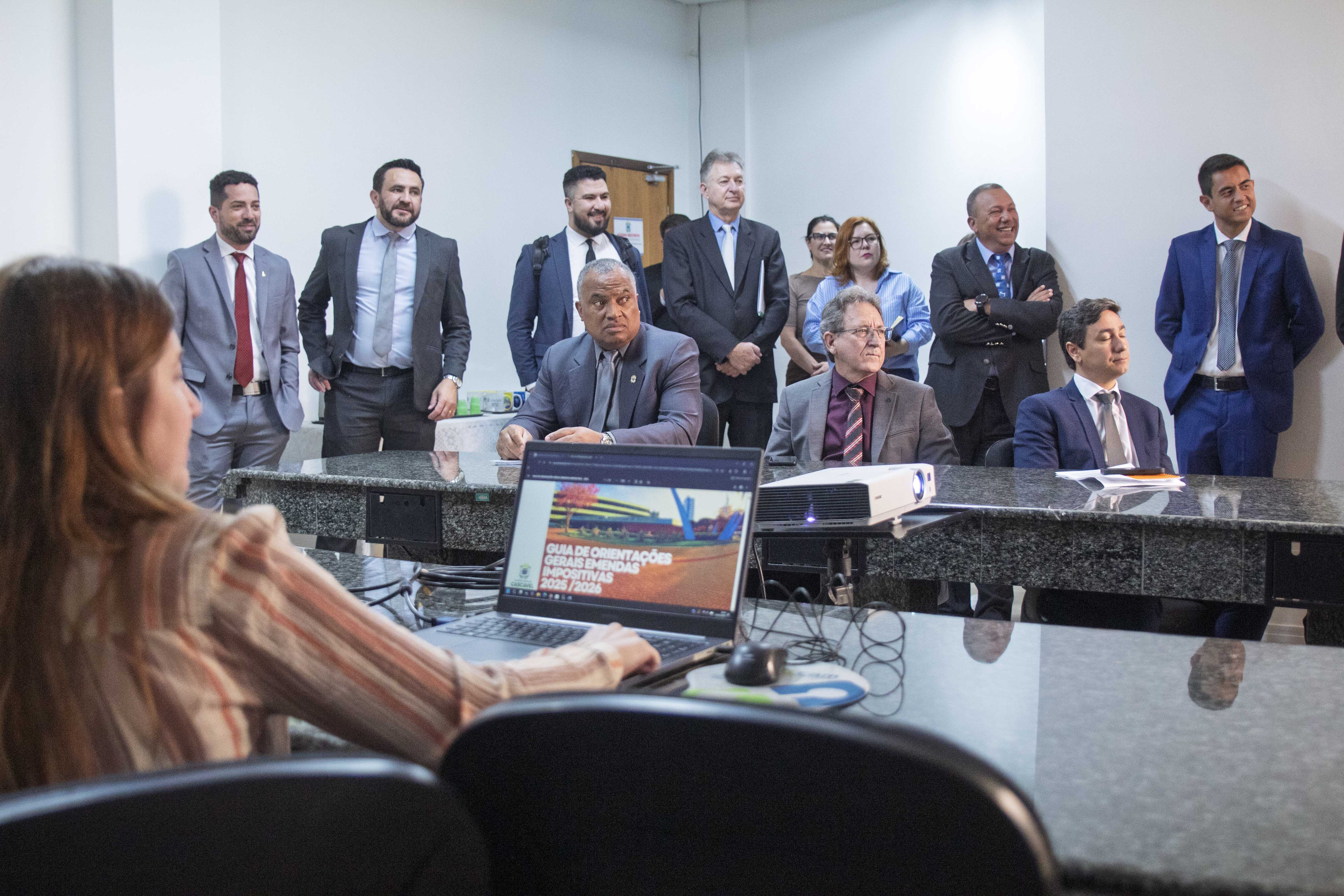 Procuradora Sheila Casaril mostra aos vereadores o Guia de Orientação sobre as Emendas