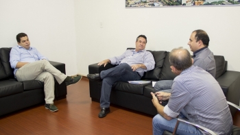 Presidente da Câmara e vereadores reunidos com representante do INSS