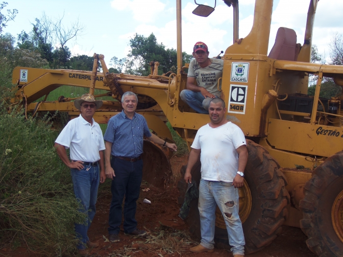 Vereador Claudio Gaiteiro com operadores de máquina